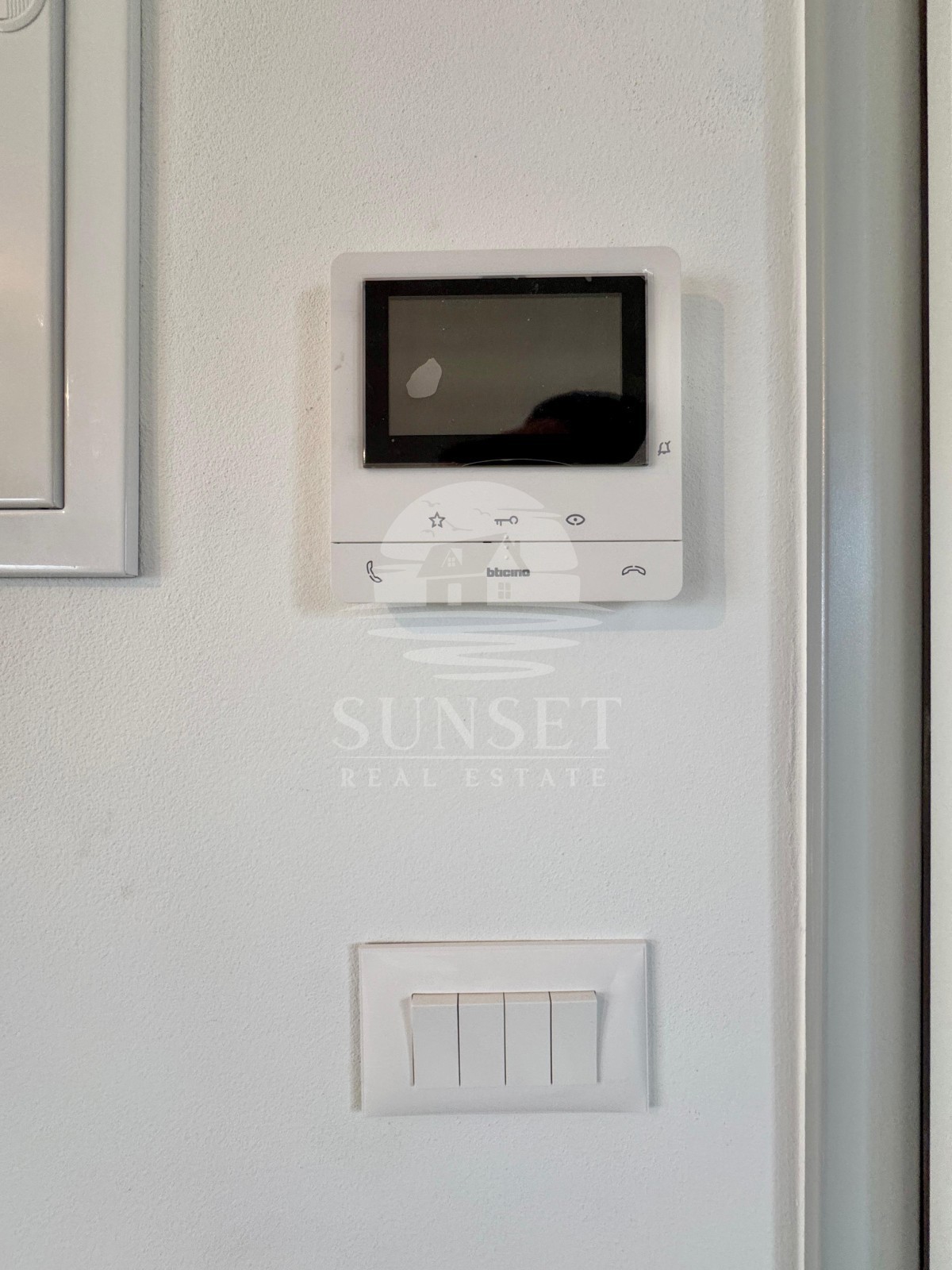 MODERNO APPARTAMENTO CON DUE CAMERE DA LETTO, GIARDINO E TERRAZZA NEI PRESSI DI UMAGO