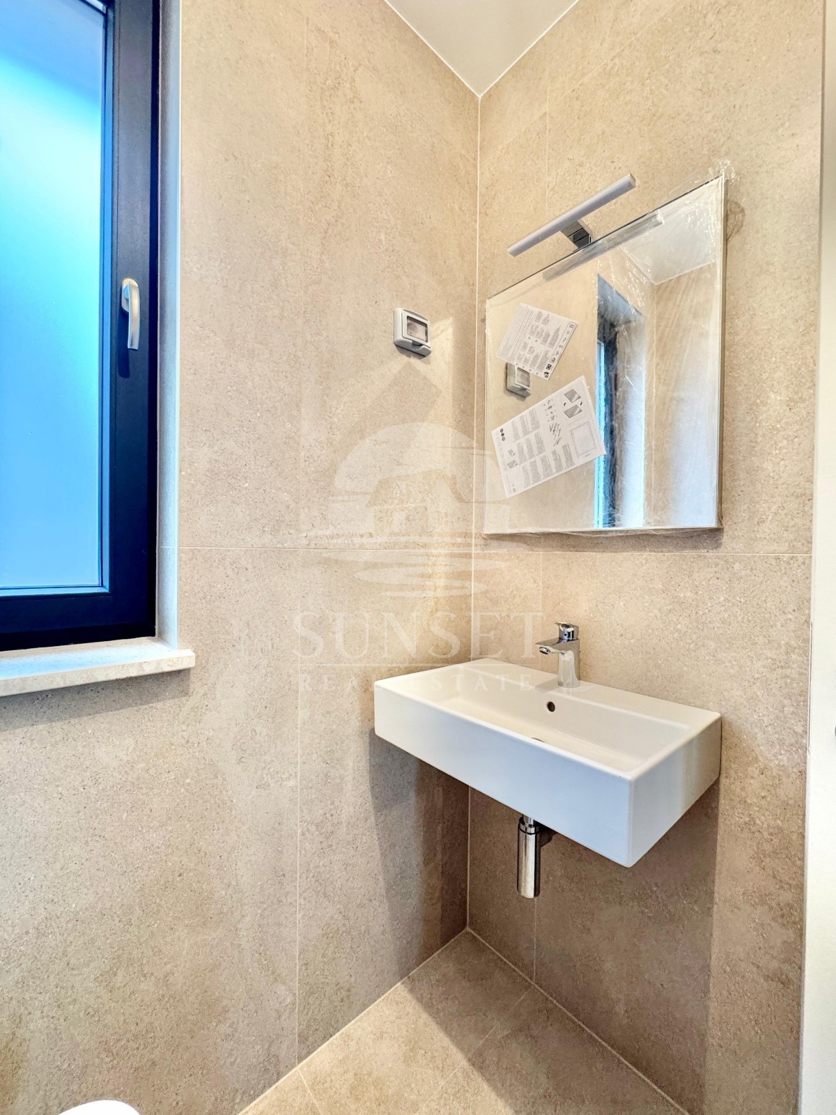 MODERNO APPARTAMENTO CON DUE CAMERE DA LETTO, GIARDINO E TERRAZZA NEI PRESSI DI UMAGO