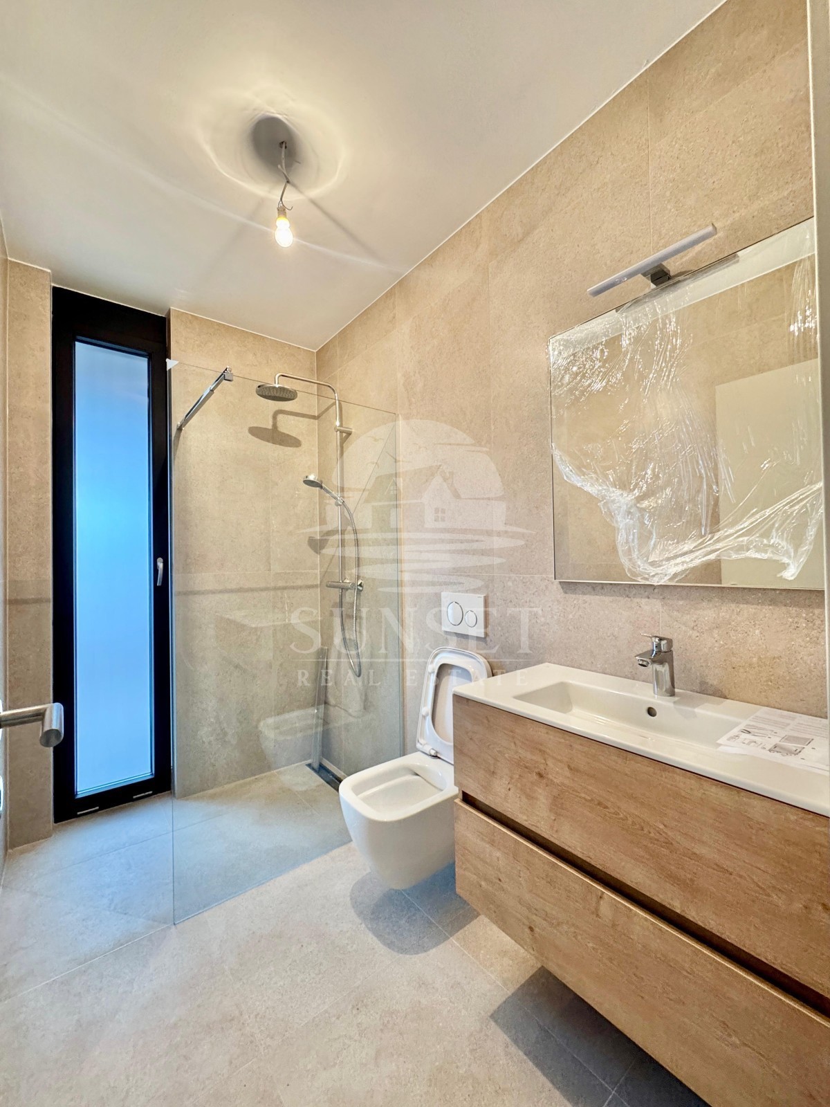 MODERNO APPARTAMENTO CON DUE CAMERE DA LETTO, GIARDINO E TERRAZZA NEI PRESSI DI UMAGO