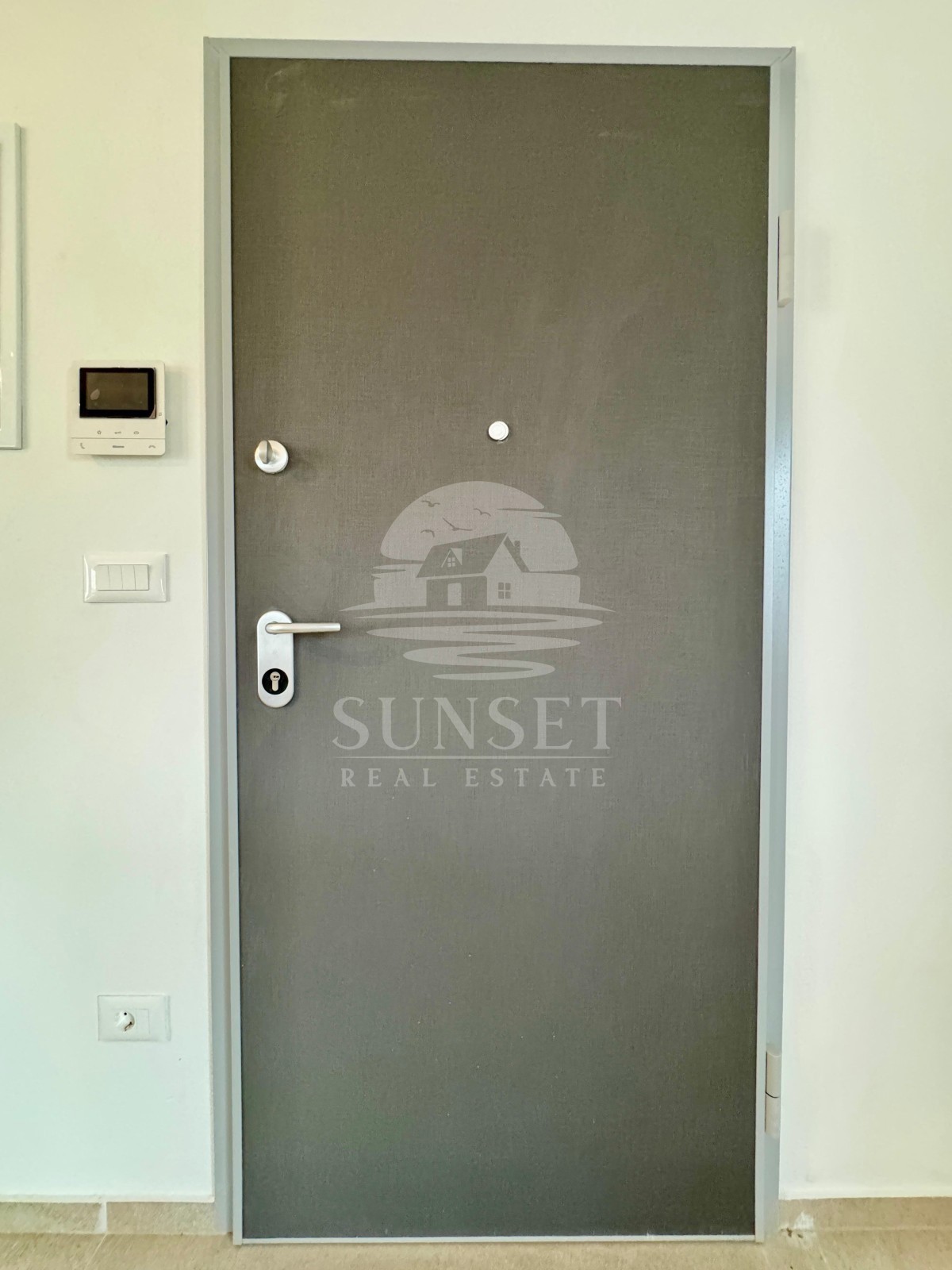 MODERNO APPARTAMENTO CON DUE CAMERE DA LETTO, GIARDINO E TERRAZZA NEI PRESSI DI UMAGO