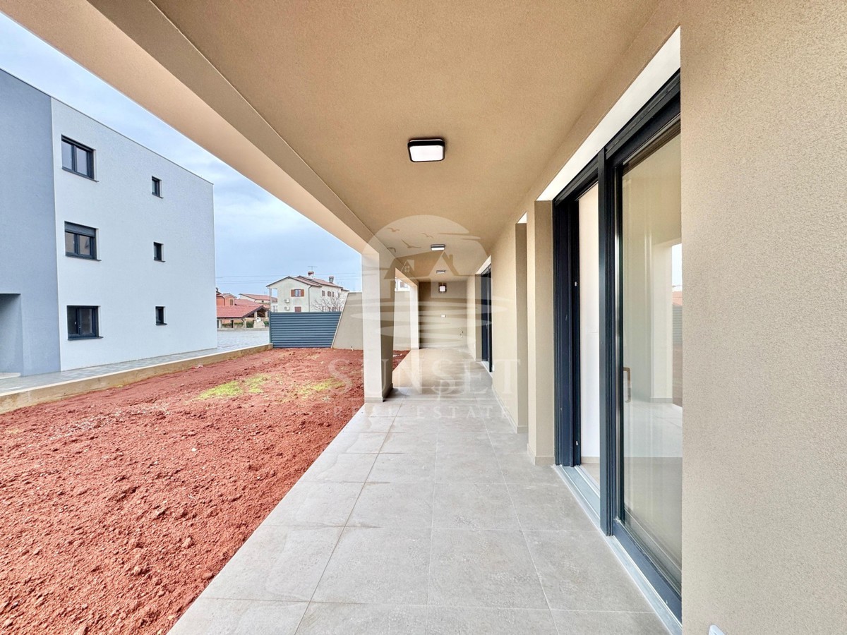 MODERNO APPARTAMENTO CON DUE CAMERE DA LETTO, GIARDINO E TERRAZZA NEI PRESSI DI UMAGO