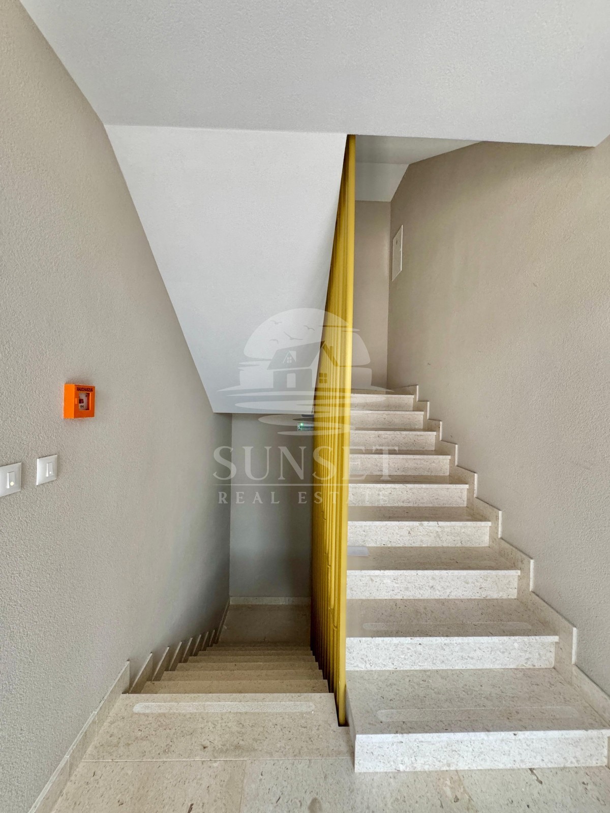 MODERNO APPARTAMENTO CON DUE CAMERE DA LETTO, GIARDINO E TERRAZZA NEI PRESSI DI UMAGO