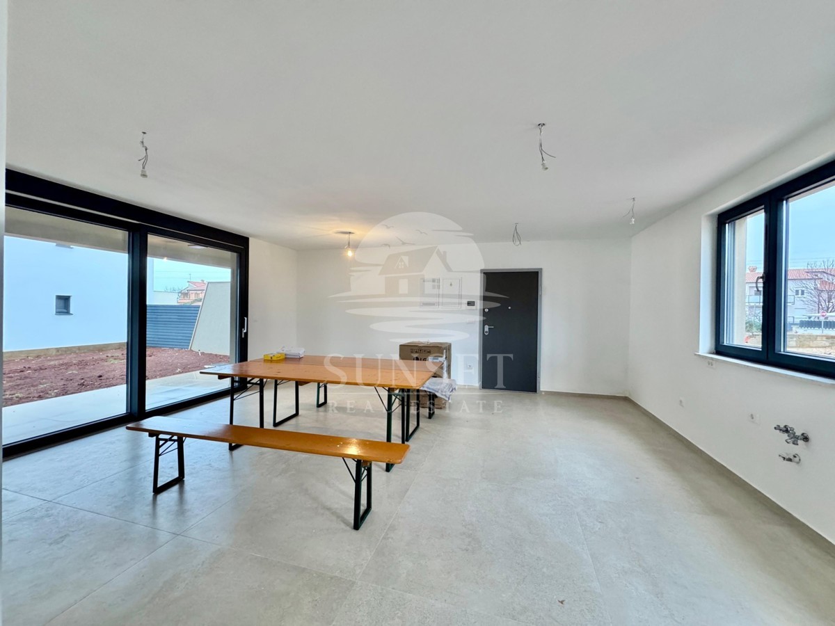 MODERNO APPARTAMENTO CON DUE CAMERE DA LETTO, GIARDINO E TERRAZZA NEI PRESSI DI UMAGO