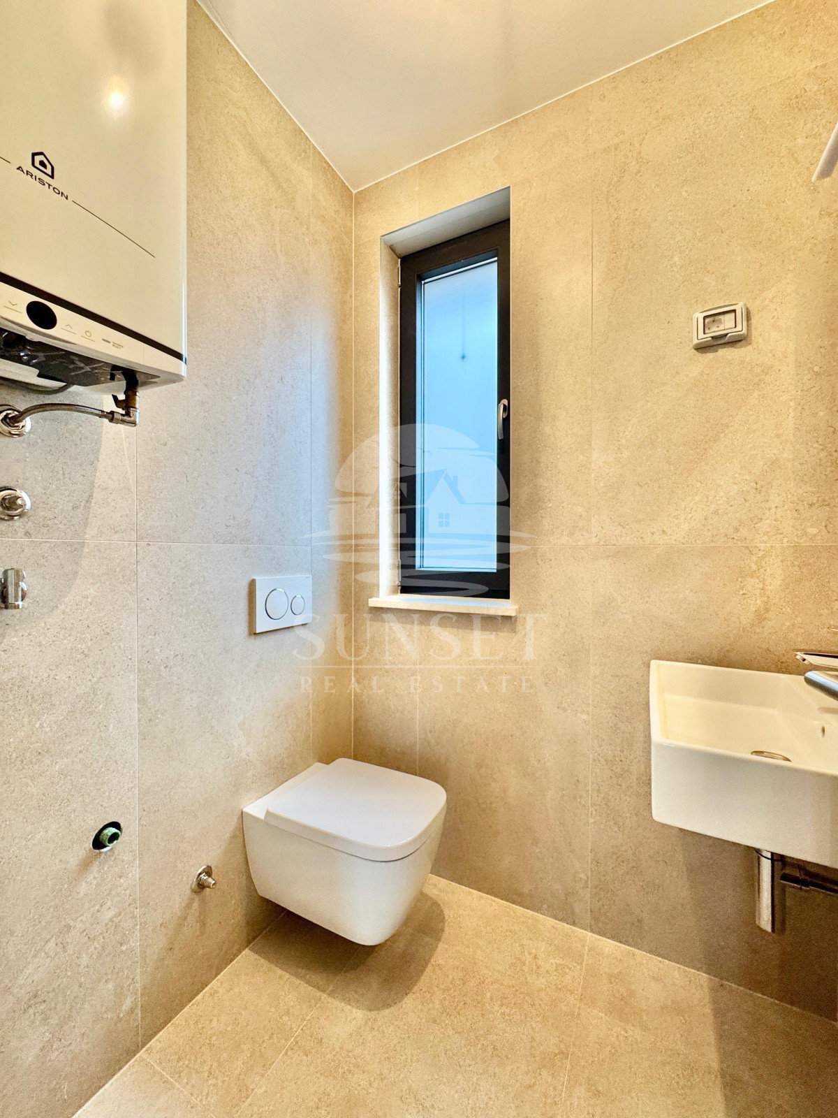 MODERNO APPARTAMENTO CON DUE CAMERE DA LETTO, GIARDINO E TERRAZZA NEI PRESSI DI UMAGO