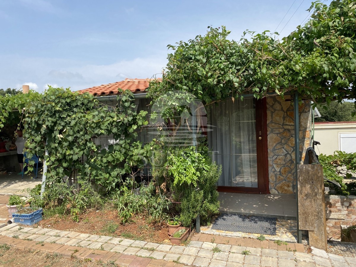 TERRENO AGRICOLO CON EDIFICIO LEGALIZZATO E ULIVI