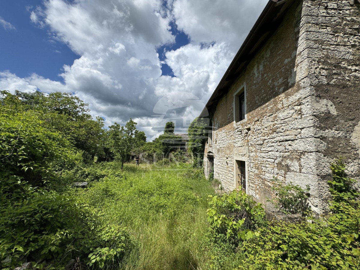CASA IN PIETRA NEI DINTORNI DI OPRTLJ CON AMPIO GIARDINO