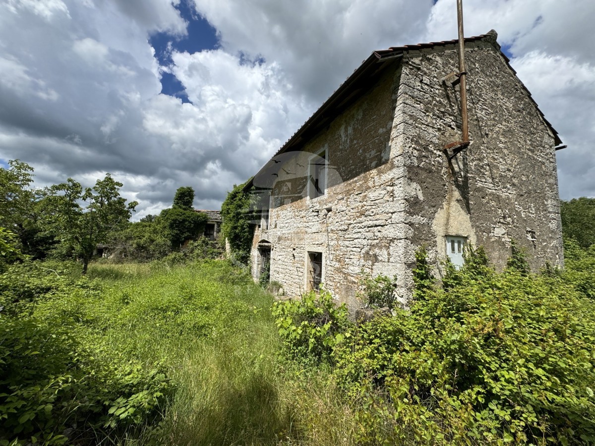 CASA IN PIETRA NEI DINTORNI DI OPRTLJ CON AMPIO GIARDINO