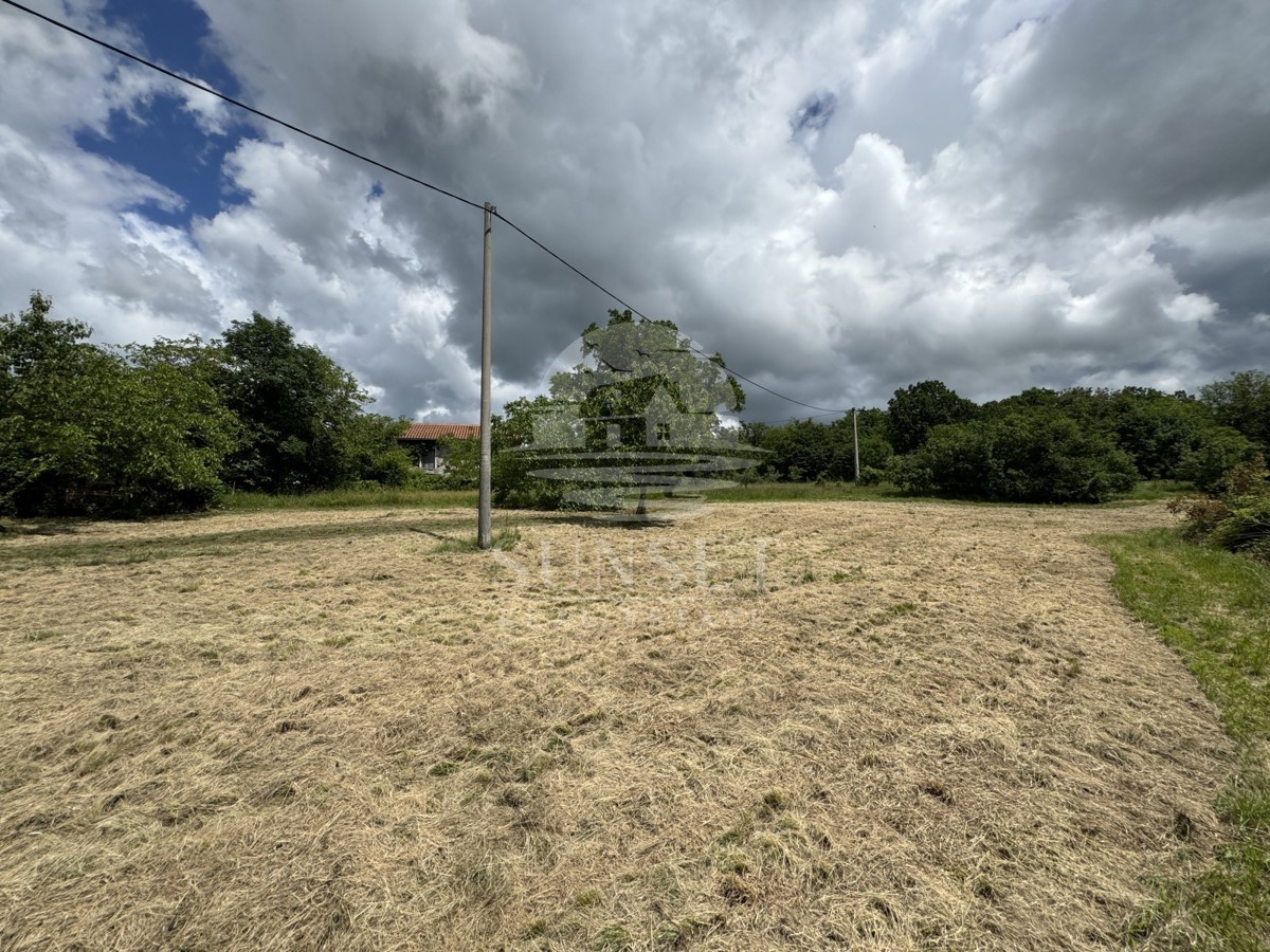 CASA IN PIETRA NEI DINTORNI DI OPRTLJ CON AMPIO GIARDINO