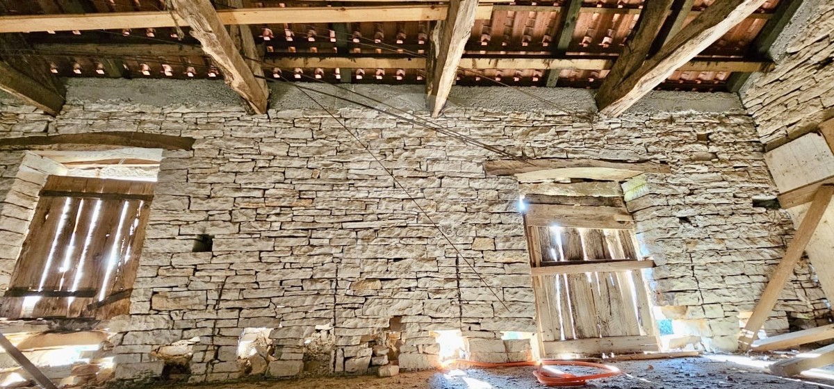 CASA IN PIETRA NEI DINTORNI DI OPRTLJ CON AMPIO GIARDINO