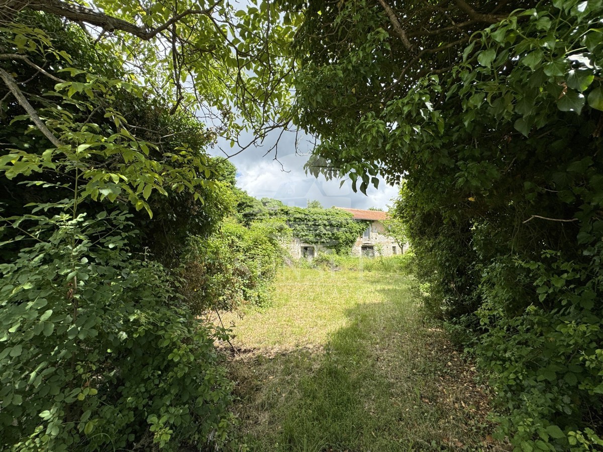 CASA IN PIETRA NEI DINTORNI DI OPRTLJ CON AMPIO GIARDINO