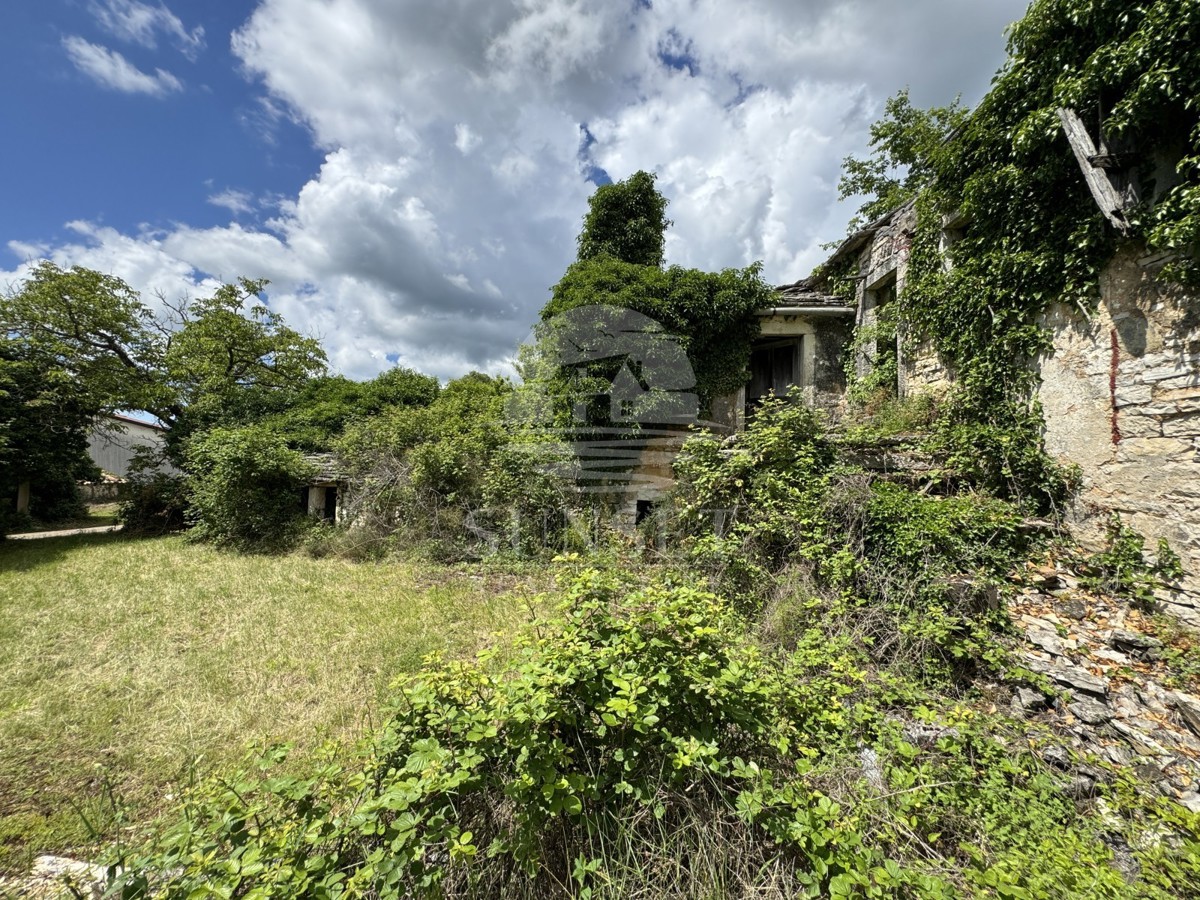 CASA IN PIETRA NEI DINTORNI DI OPRTLJ CON AMPIO GIARDINO