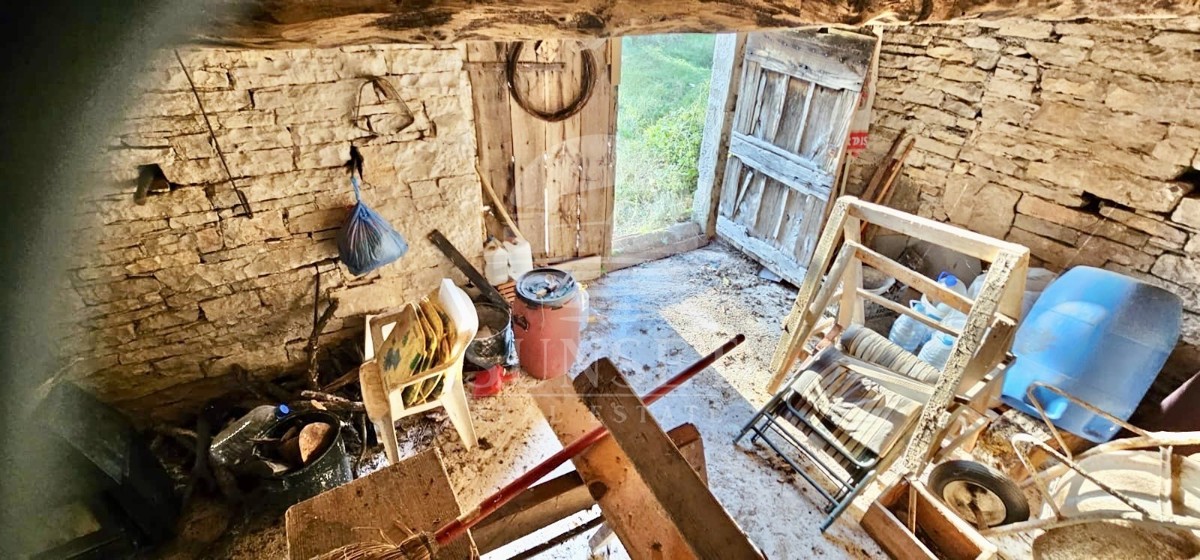 CASA IN PIETRA NEI DINTORNI DI OPRTLJ CON AMPIO GIARDINO