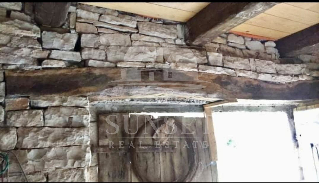 CASA IN PIETRA NEI DINTORNI DI OPRTLJ CON AMPIO GIARDINO