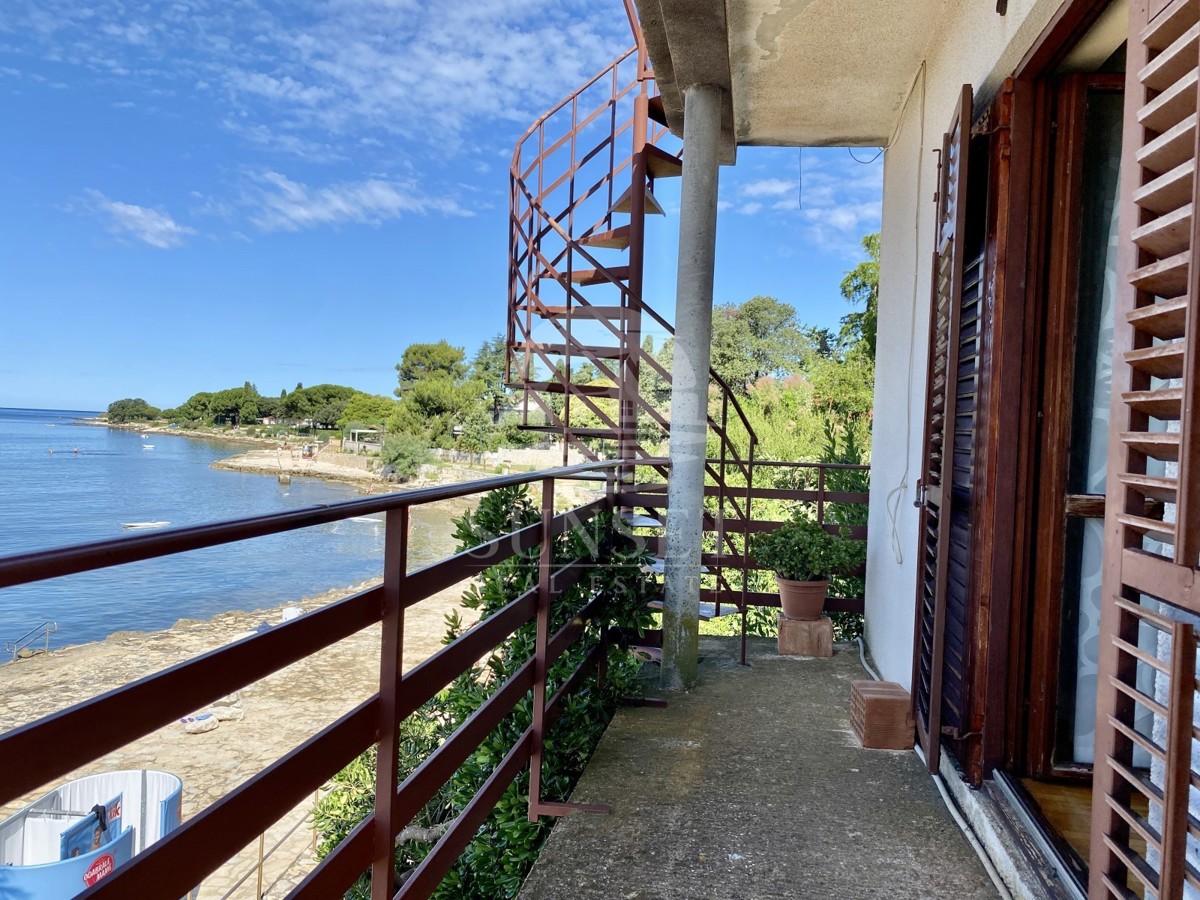 DINTORNI DI NOVIGRADO - CASA IN UNA POSIZIONE ECCEZIONALE, PRIMA FILA SUL MARE