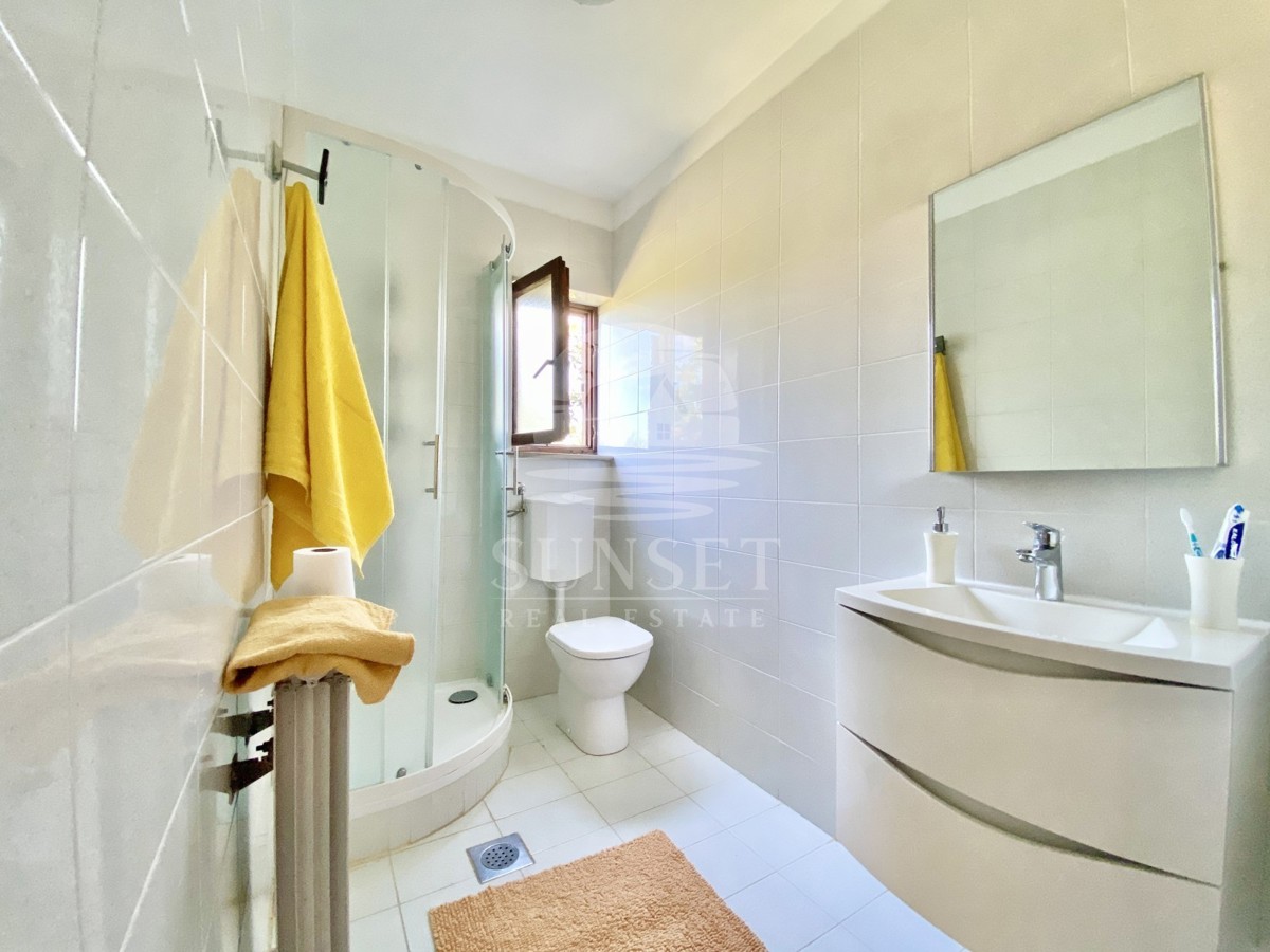 DINTORNI DI NOVIGRADO - CASA IN UNA POSIZIONE ECCEZIONALE, PRIMA FILA SUL MARE