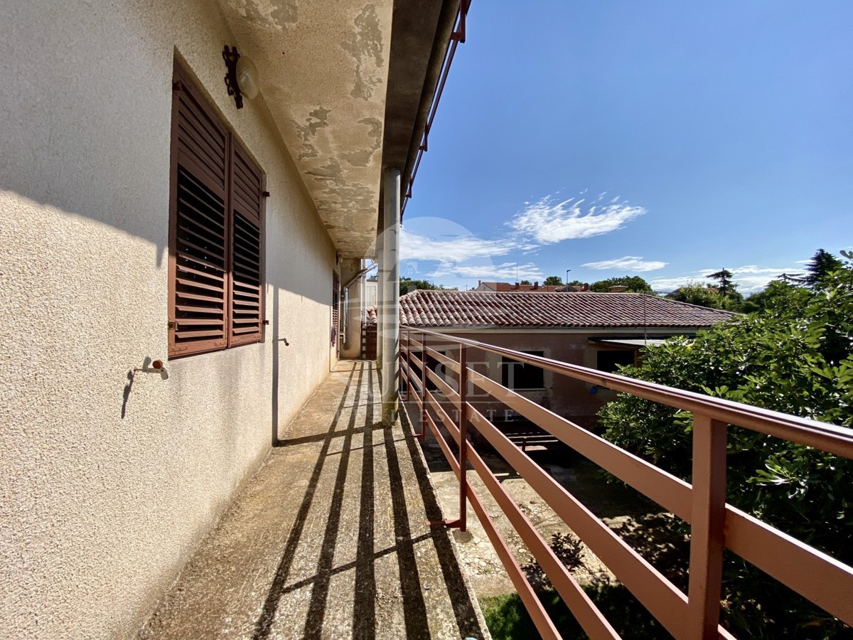 DINTORNI DI NOVIGRADO - CASA IN UNA POSIZIONE ECCEZIONALE, PRIMA FILA SUL MARE