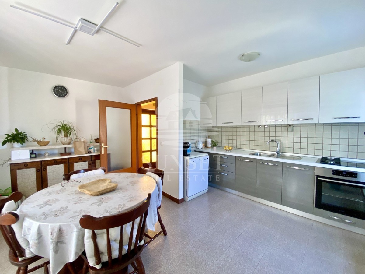 DINTORNI DI NOVIGRADO - CASA IN UNA POSIZIONE ECCEZIONALE, PRIMA FILA SUL MARE