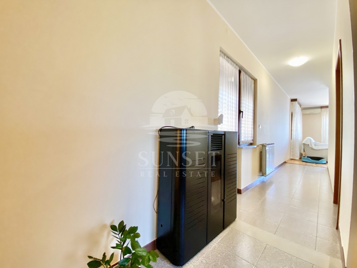 DINTORNI DI NOVIGRADO - CASA IN UNA POSIZIONE ECCEZIONALE, PRIMA FILA SUL MARE