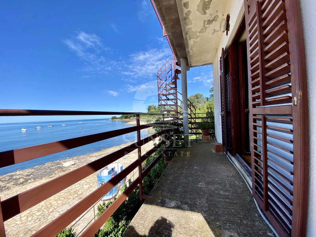 DINTORNI DI NOVIGRADO - CASA IN UNA POSIZIONE ECCEZIONALE, PRIMA FILA SUL MARE