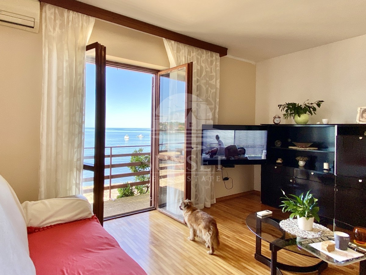 DINTORNI DI NOVIGRADO - CASA IN UNA POSIZIONE ECCEZIONALE, PRIMA FILA SUL MARE