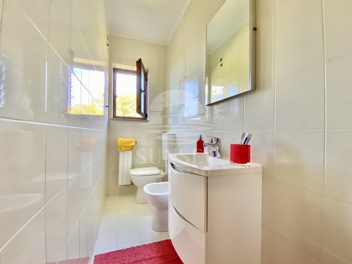 DINTORNI DI NOVIGRADO - CASA IN UNA POSIZIONE ECCEZIONALE, PRIMA FILA SUL MARE