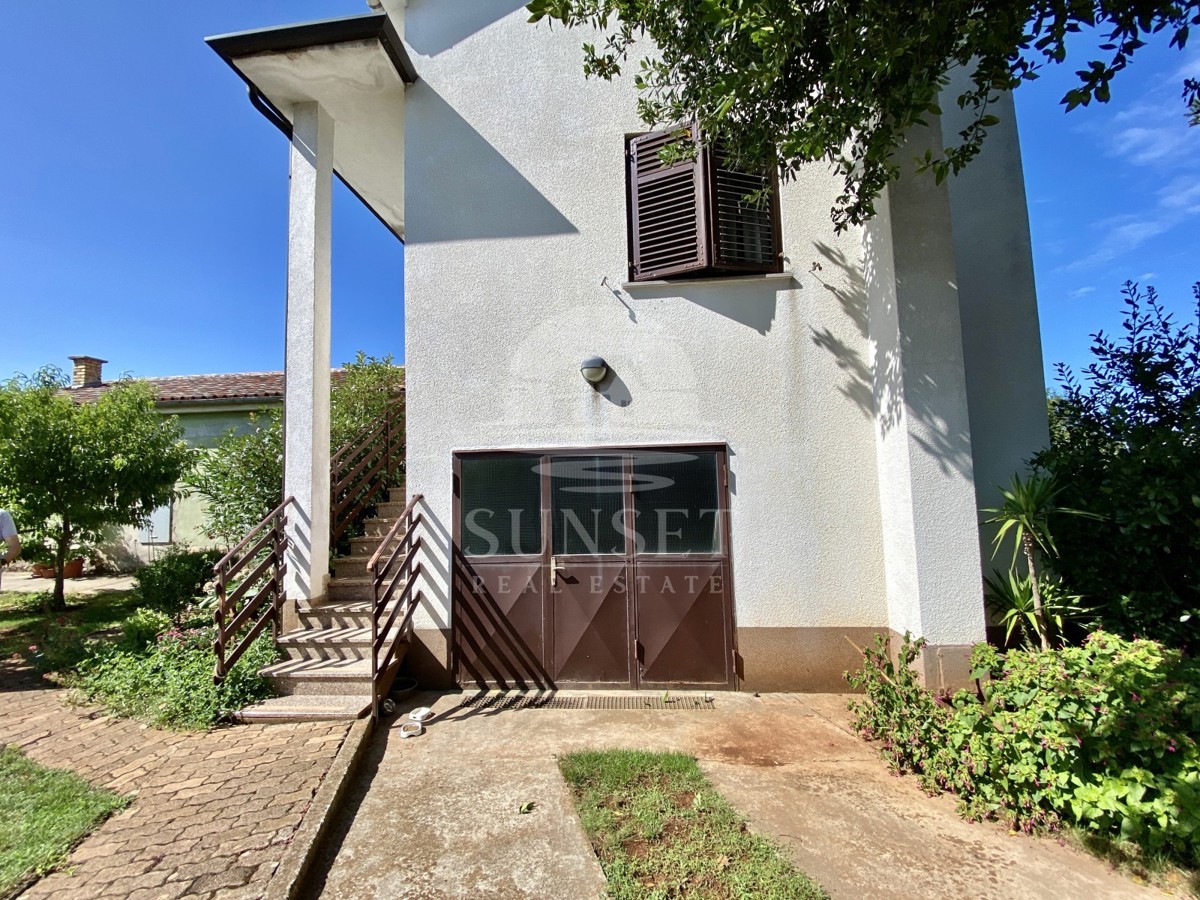 DINTORNI DI NOVIGRADO - CASA IN UNA POSIZIONE ECCEZIONALE, PRIMA FILA SUL MARE