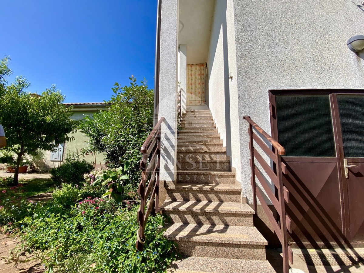 DINTORNI DI NOVIGRADO - CASA IN UNA POSIZIONE ECCEZIONALE, PRIMA FILA SUL MARE