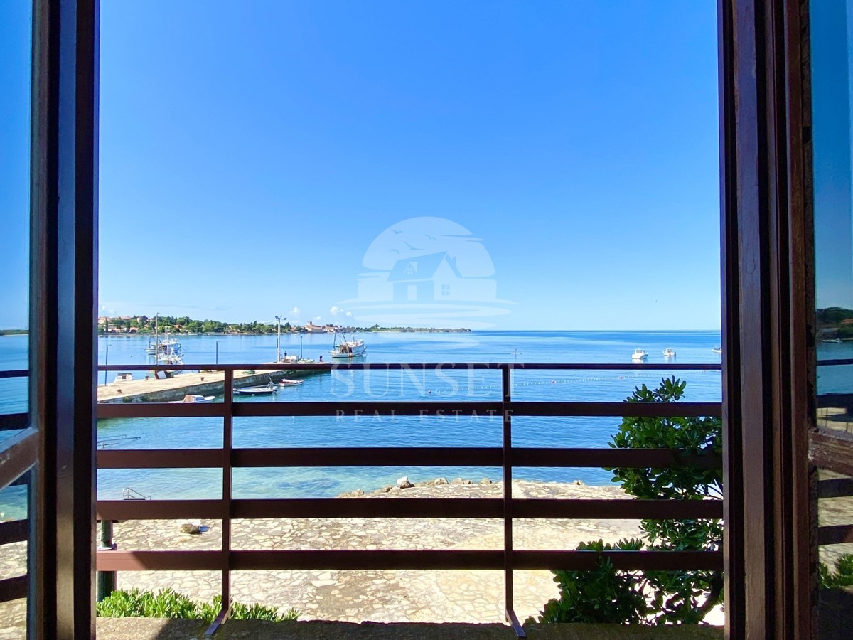 DINTORNI DI NOVIGRADO - CASA IN UNA POSIZIONE ECCEZIONALE, PRIMA FILA SUL MARE