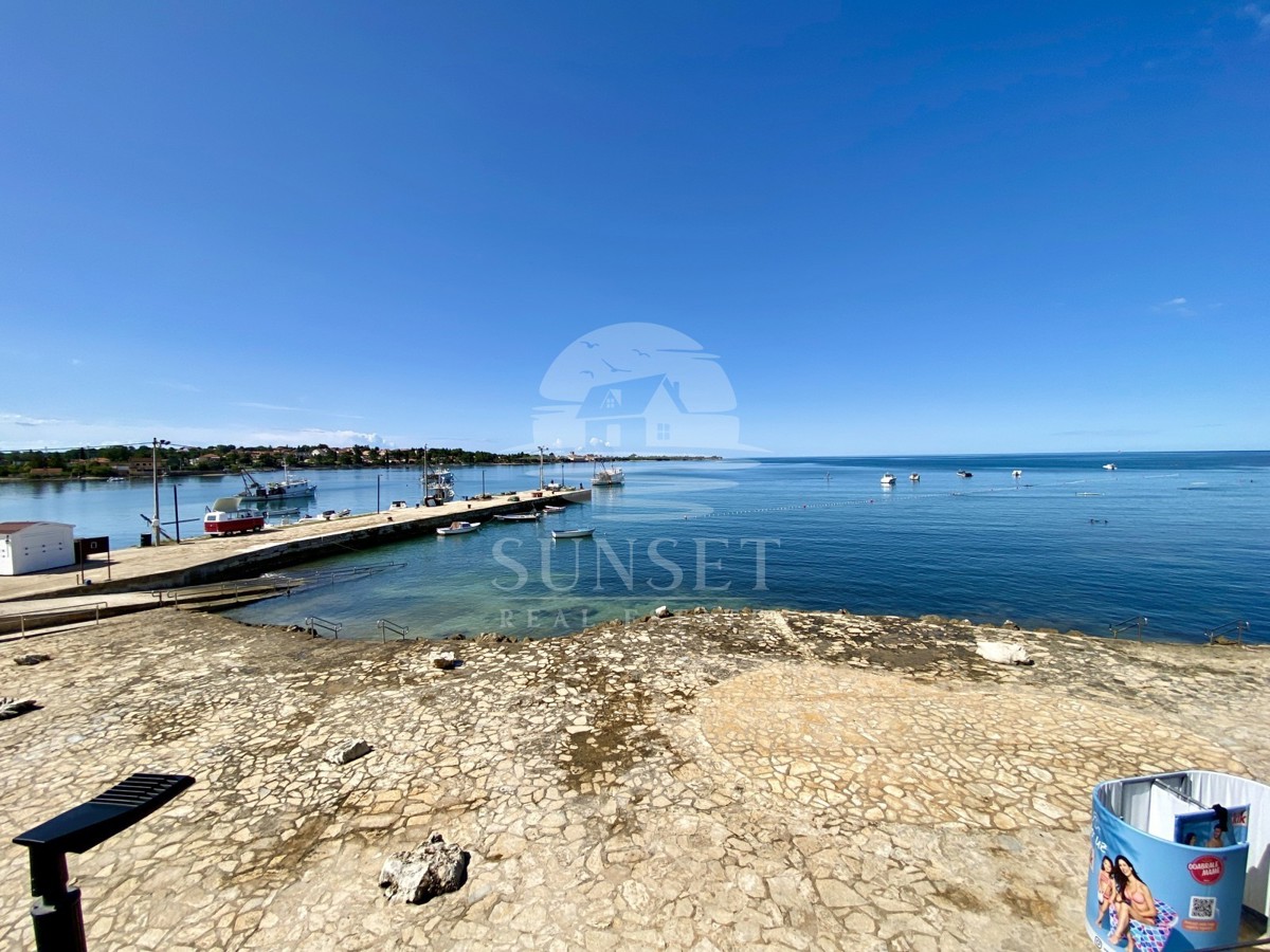 DINTORNI DI NOVIGRADO - CASA IN UNA POSIZIONE ECCEZIONALE, PRIMA FILA SUL MARE