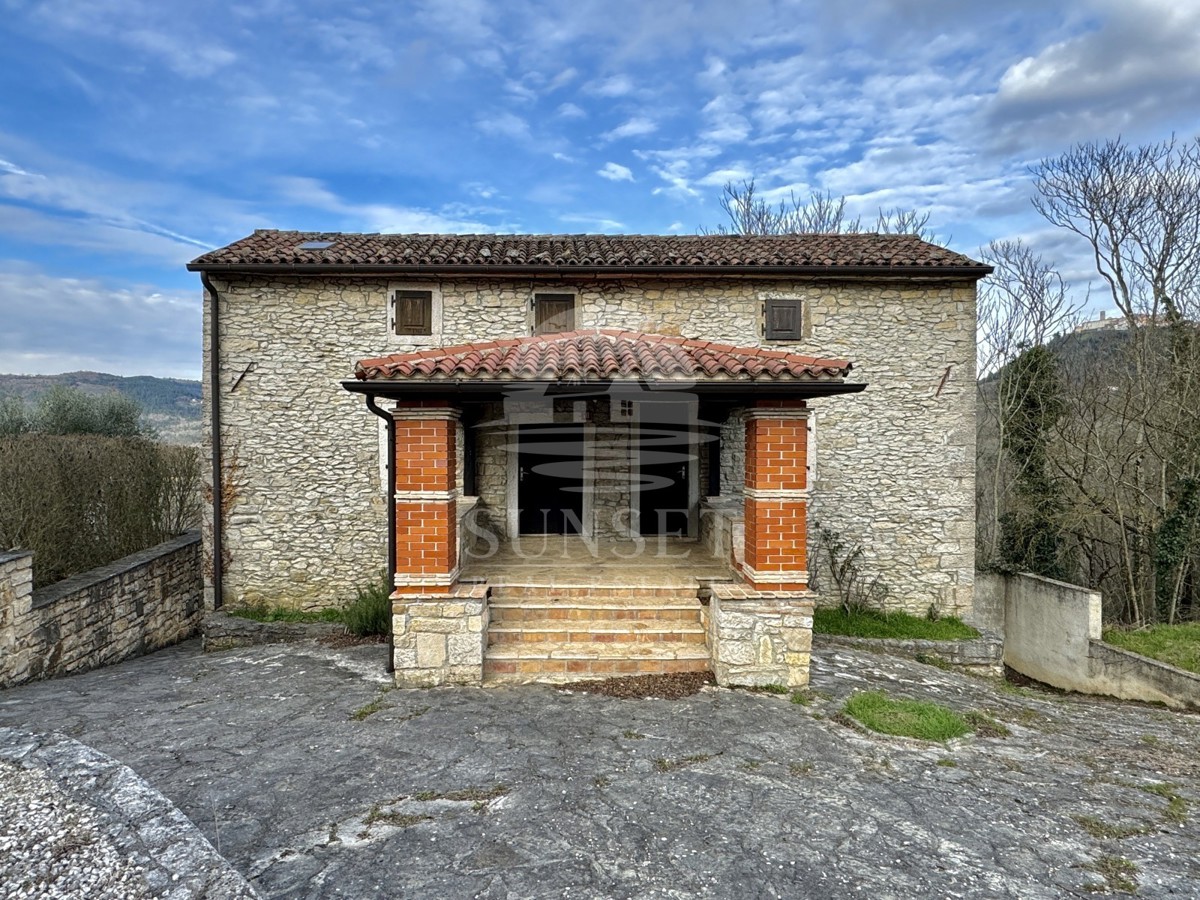 CASA CON UNA VISTA SPLENDIDA SU MOTOVUN E I VIGNETI CIRCONDANTI