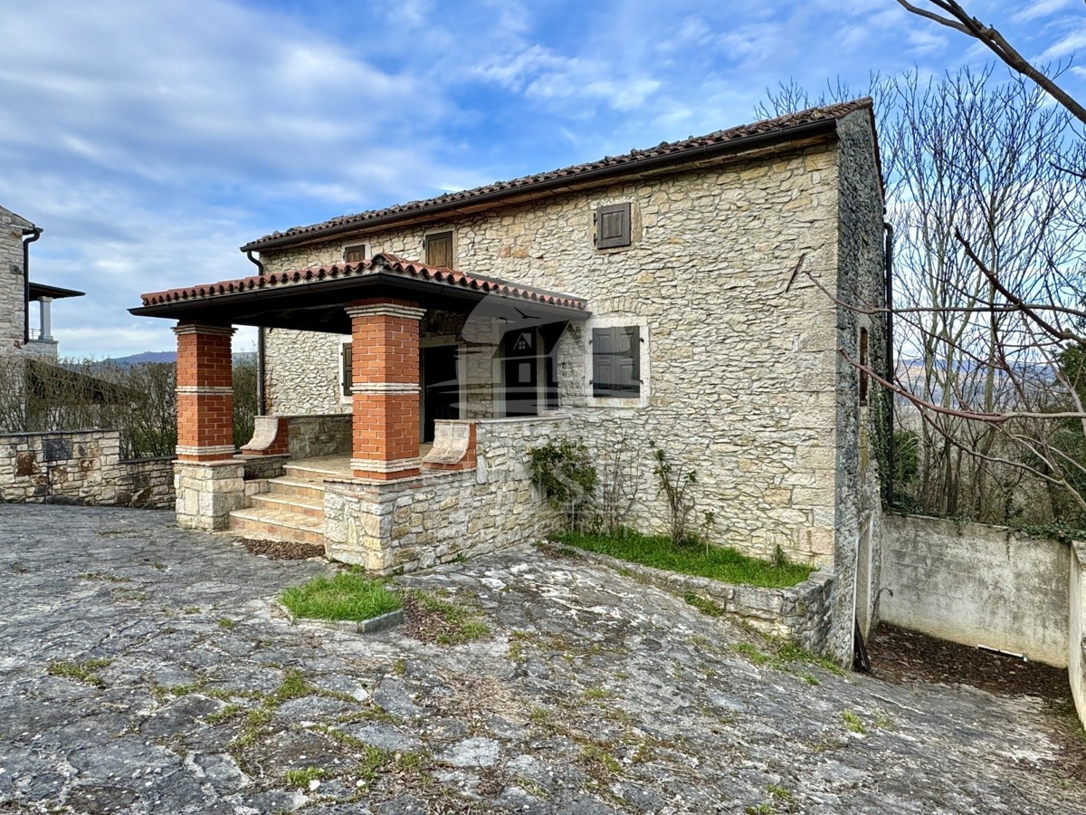 CASA CON UNA VISTA SPLENDIDA SU MOTOVUN E I VIGNETI CIRCONDANTI