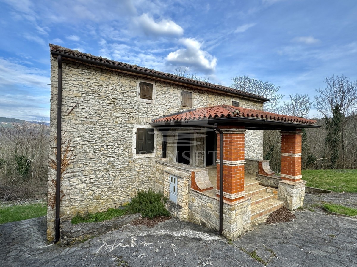 CASA CON UNA VISTA SPLENDIDA SU MOTOVUN E I VIGNETI CIRCONDANTI