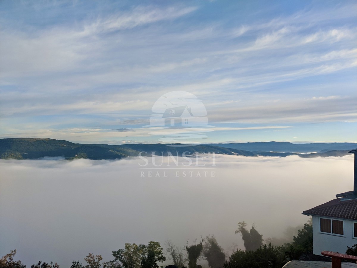 CASA IN VENDITA NEL PITTORESCO MOTOVUN CON VISTA PANORAMICA