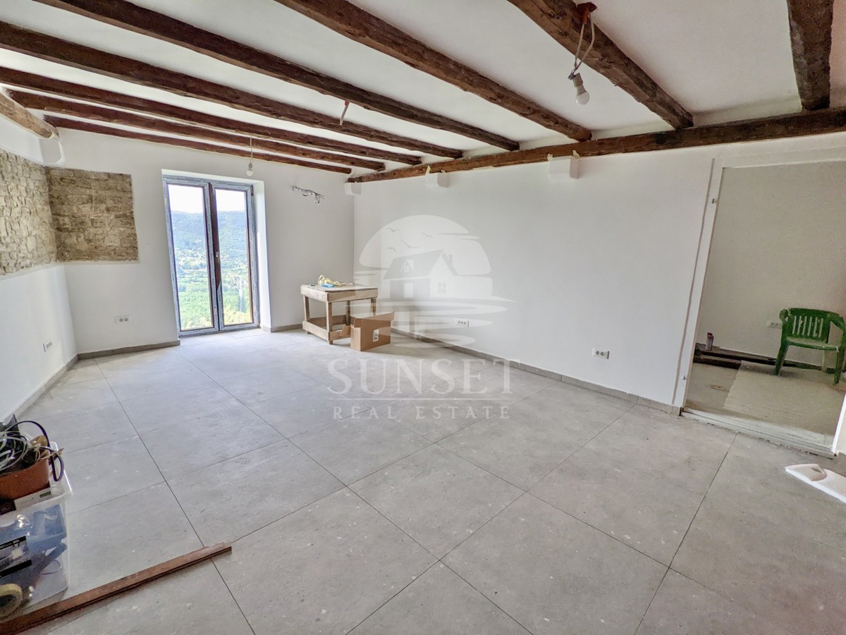 CASA IN VENDITA NEL PITTORESCO MOTOVUN CON VISTA PANORAMICA