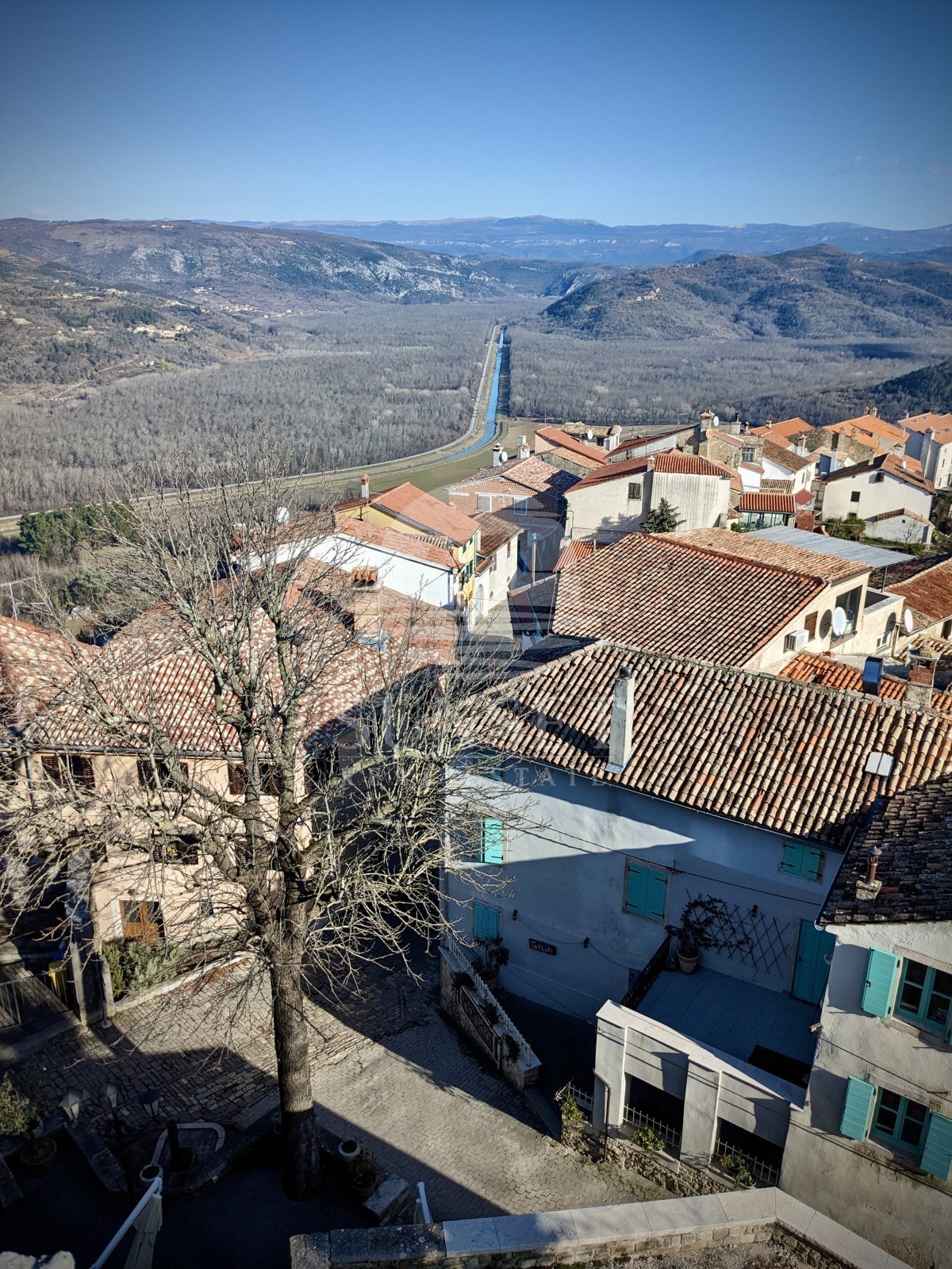 CASA IN VENDITA NEL PITTORESCO MOTOVUN CON VISTA PANORAMICA
