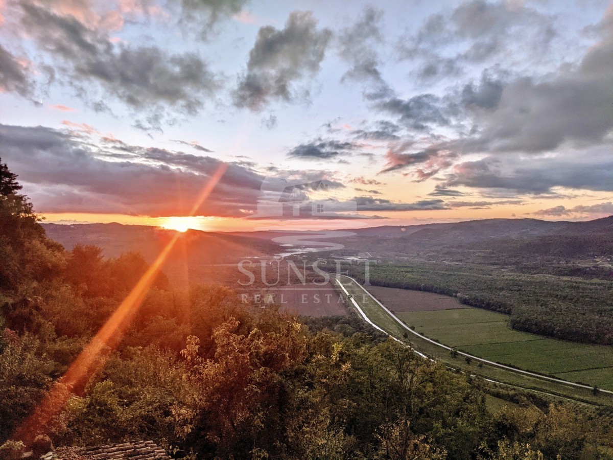 CASA IN VENDITA NEL PITTORESCO MOTOVUN CON VISTA PANORAMICA
