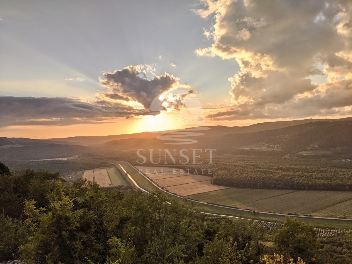 CASA IN VENDITA NEL PITTORESCO MOTOVUN CON VISTA PANORAMICA