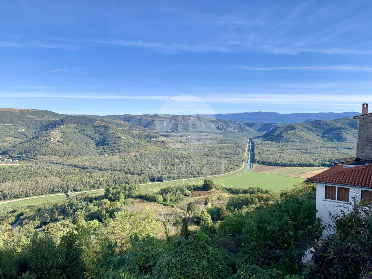 CASA IN VENDITA NEL PITTORESCO MOTOVUN CON VISTA PANORAMICA