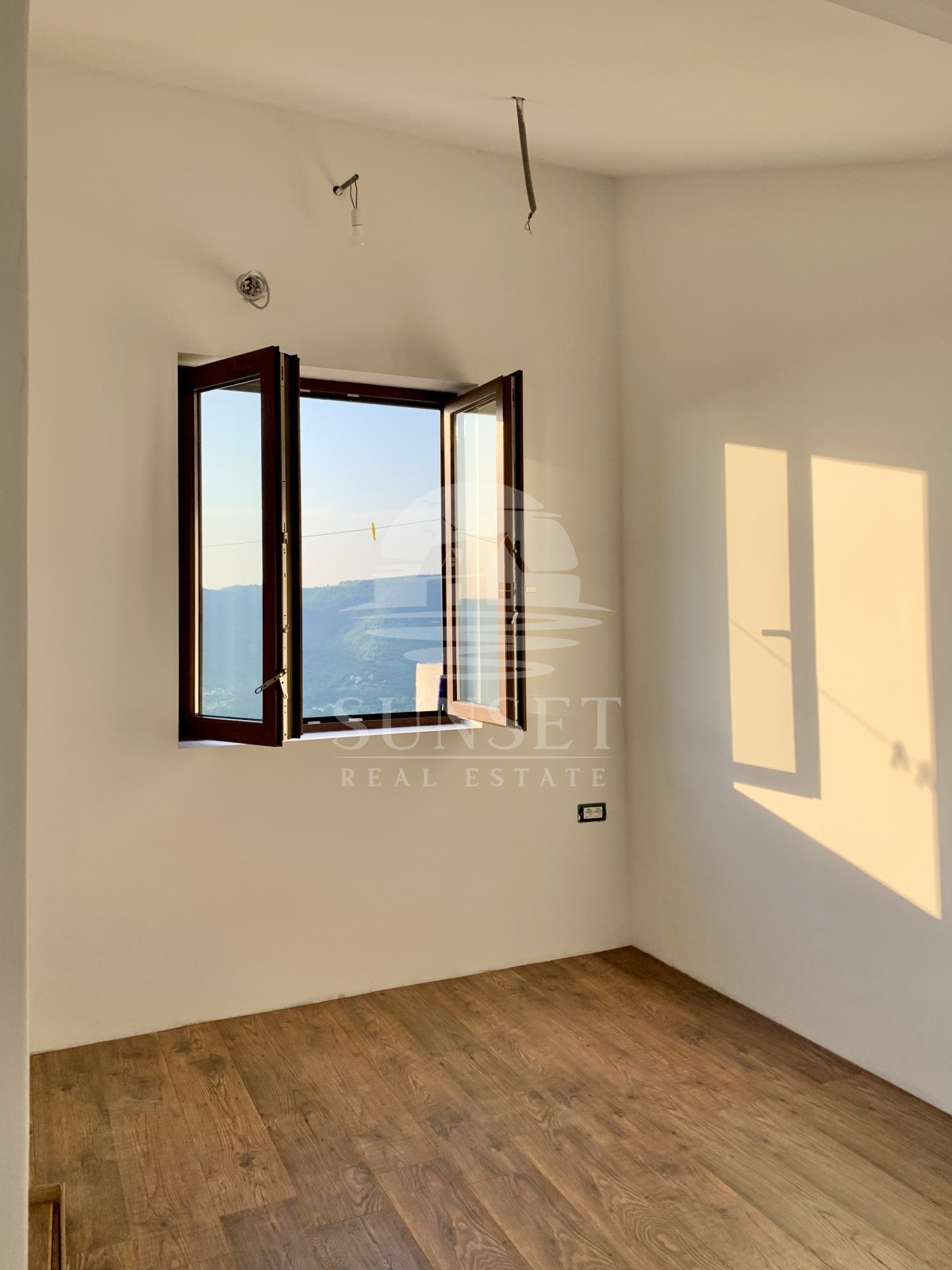 CASA IN VENDITA NEL PITTORESCO MOTOVUN CON VISTA PANORAMICA