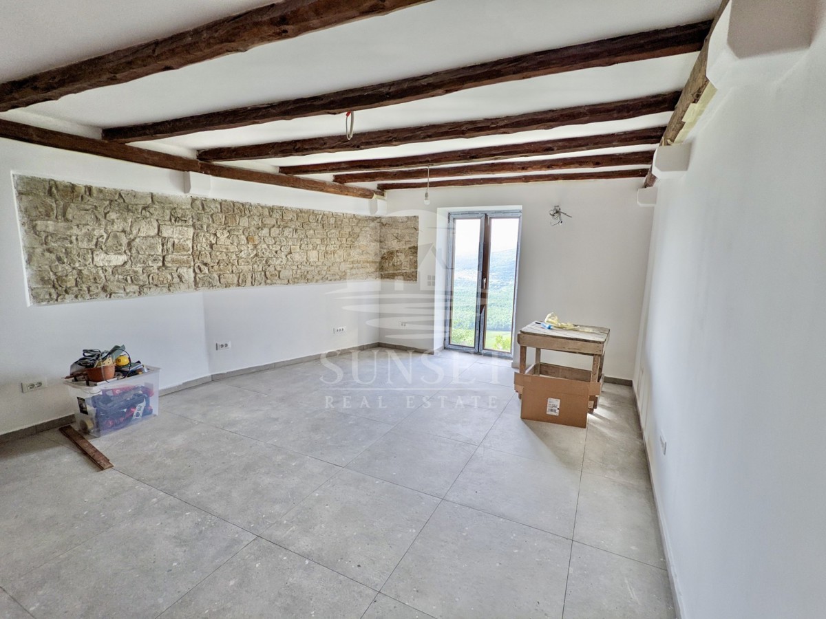 CASA IN VENDITA NEL PITTORESCO MOTOVUN CON VISTA PANORAMICA