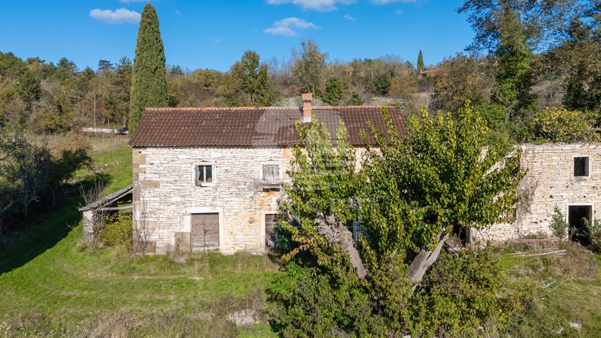 CASA IN UN AMBIENTE TRANQUILLO CON UNA SPLENDIDA VISTA APERTA SU OPRTALJ