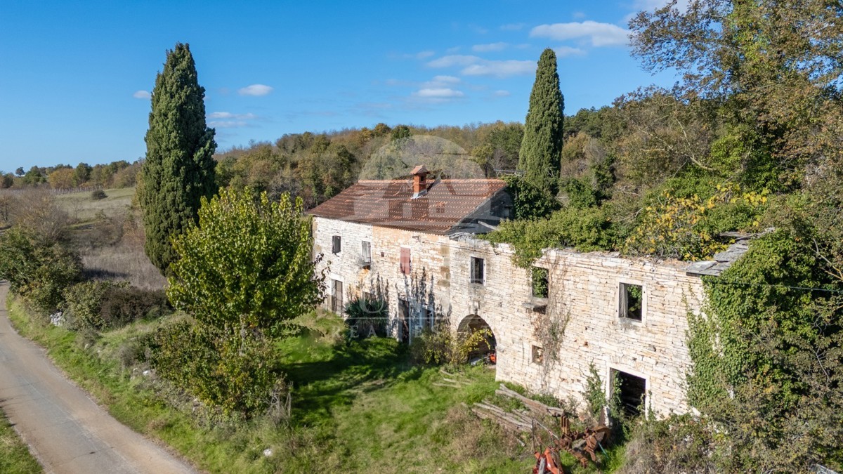 CASA IN UN AMBIENTE TRANQUILLO CON UNA SPLENDIDA VISTA APERTA SU OPRTALJ