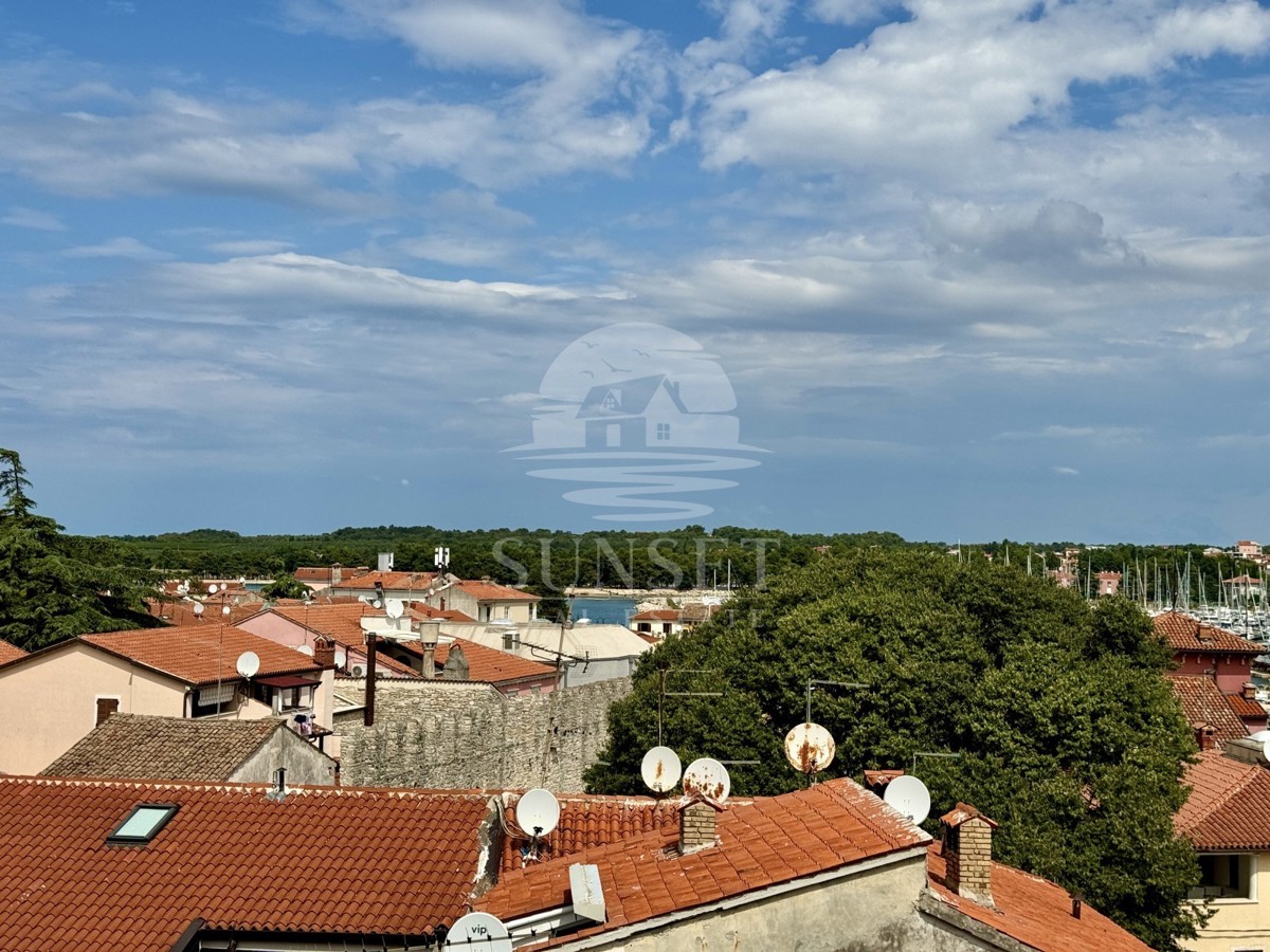 APPARTAMENTO IN UNA DELLE POSIZIONI PIÙ ATTRAENTI DI NOVIGRAD, IN PRIMA FILA SUL MARE