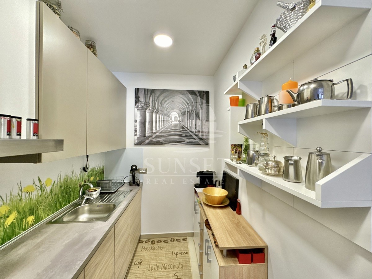 APPARTAMENTO IN UNA DELLE POSIZIONI PIÙ ATTRAENTI DI NOVIGRAD, IN PRIMA FILA SUL MARE