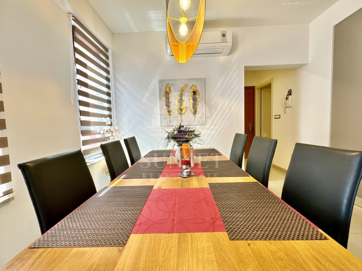 APPARTAMENTO IN UNA DELLE POSIZIONI PIÙ ATTRAENTI DI NOVIGRAD, IN PRIMA FILA SUL MARE