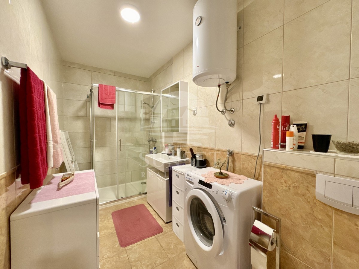 APPARTAMENTO IN UNA DELLE POSIZIONI PIÙ ATTRAENTI DI NOVIGRAD, IN PRIMA FILA SUL MARE