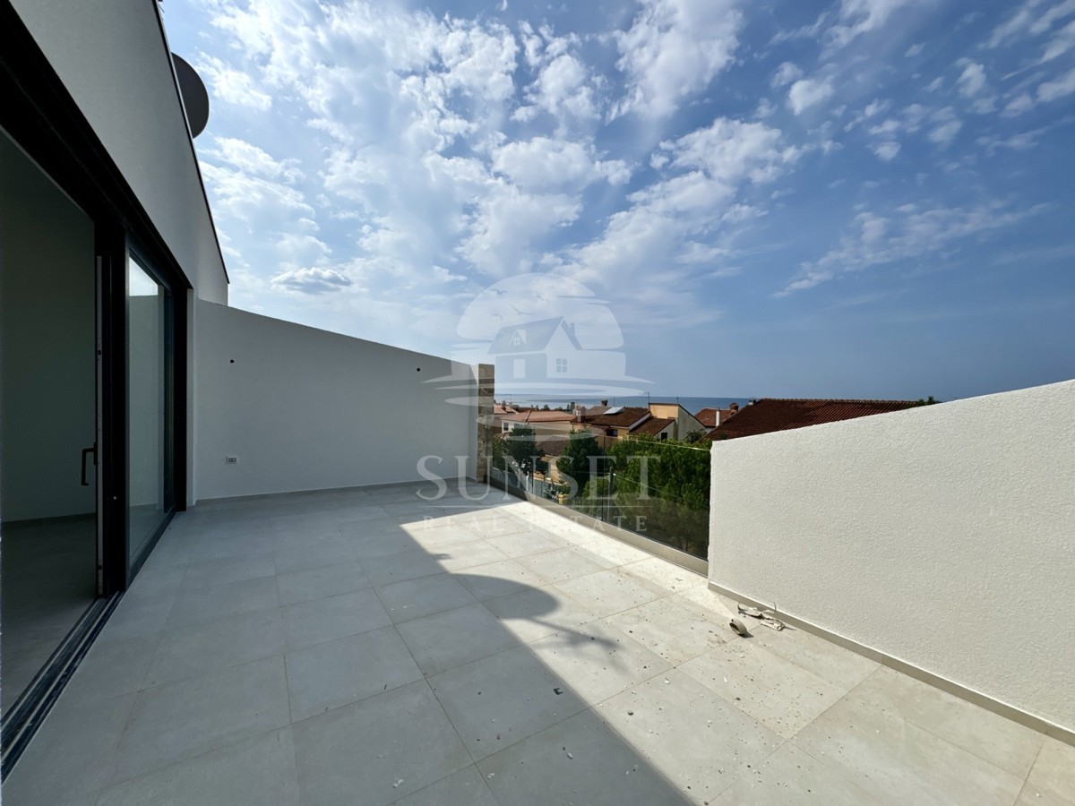 UN AMPIO APPARTAMENTO SU DUE PIANI CON UNA SPLENDIDA VISTA MARE