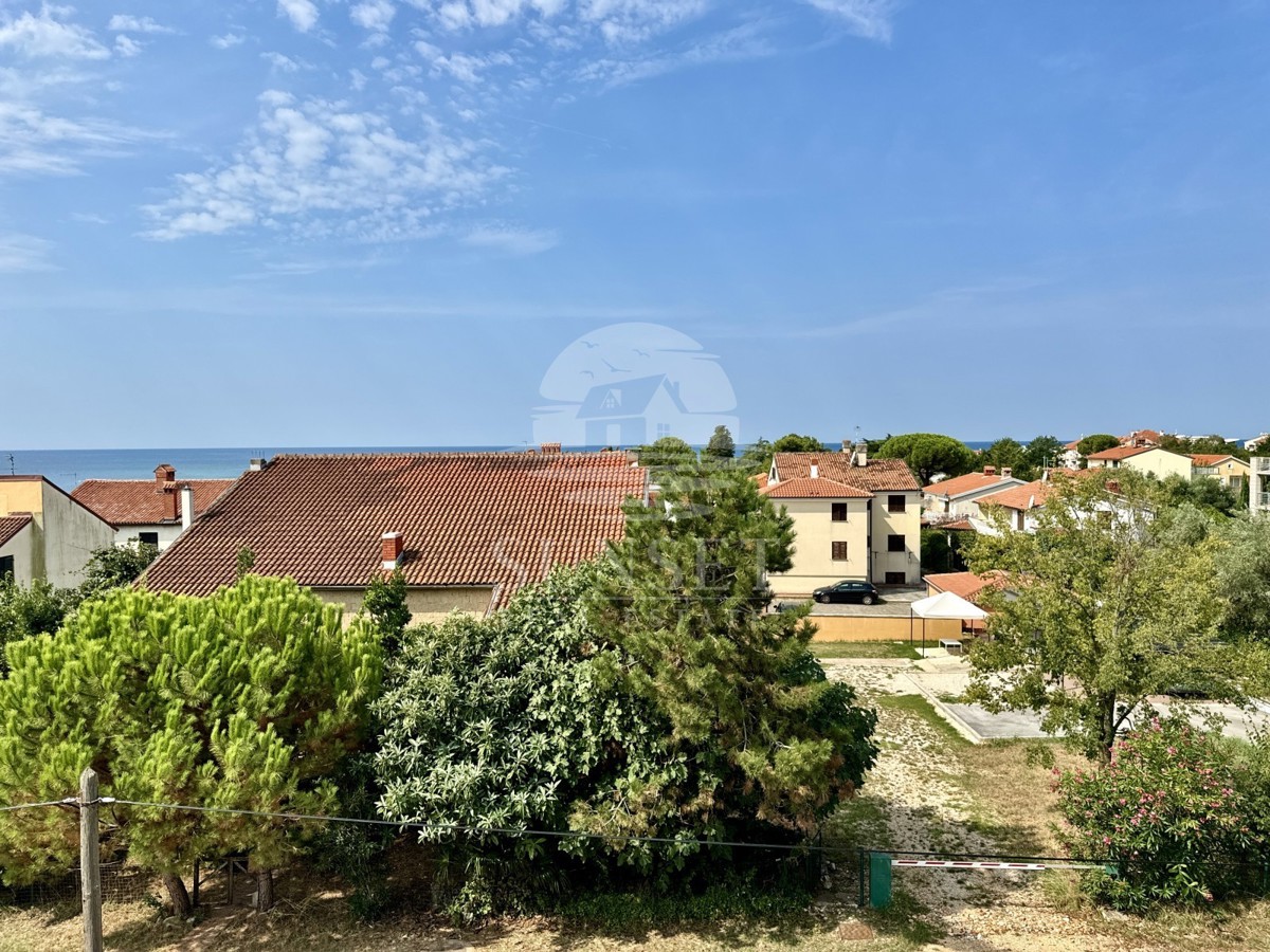 UN AMPIO APPARTAMENTO SU DUE PIANI CON UNA SPLENDIDA VISTA MARE