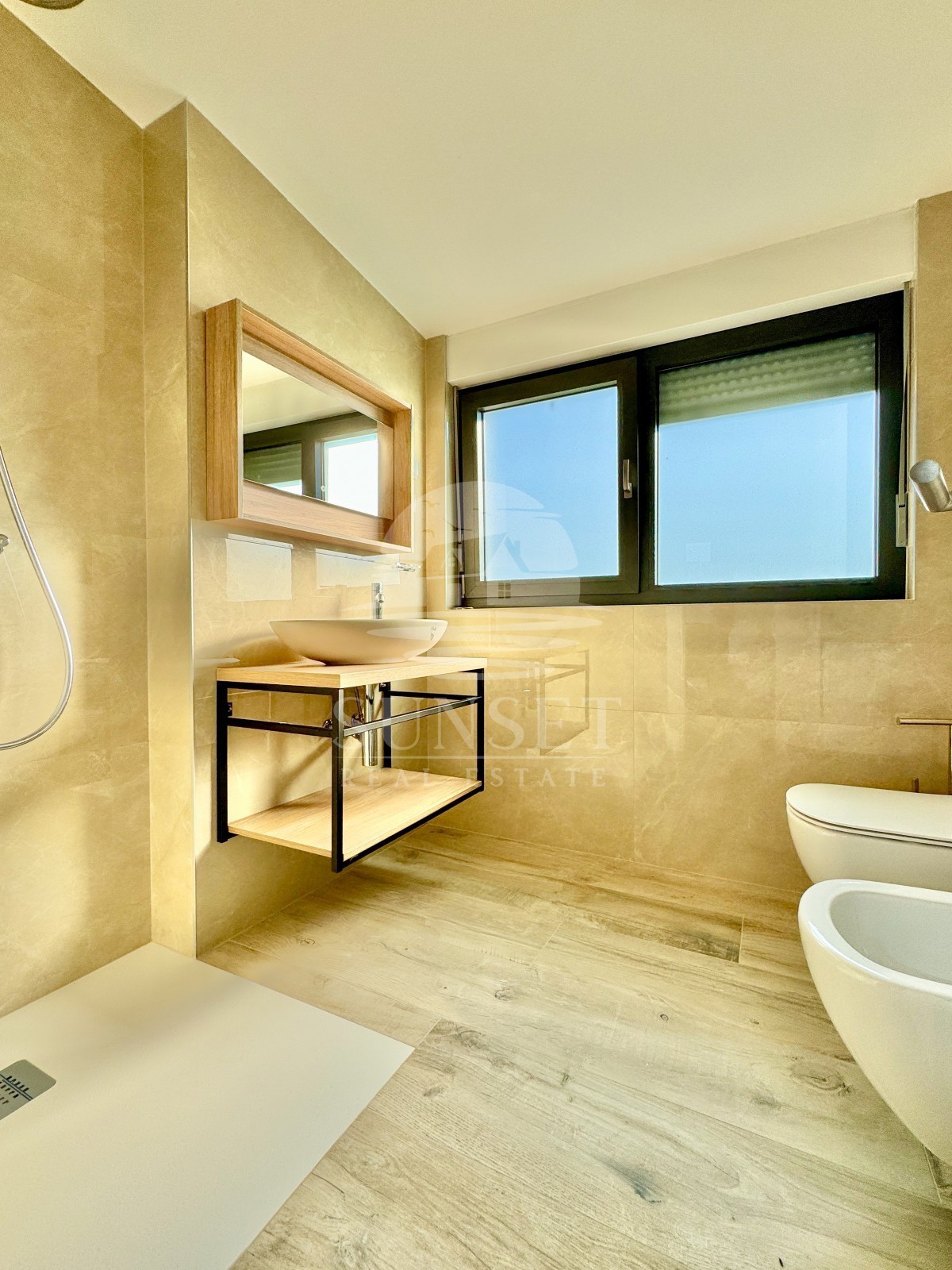 APPARTAMENTO MODERNO A SOLI 300 METRI DAL MARE (E4)