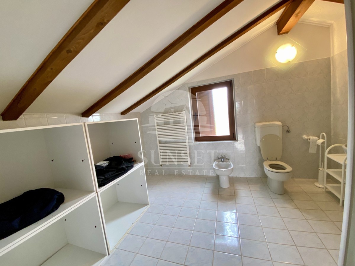 CASA SPAZIOSA CON UN GRANDE GIARDINO DI 600M2 NELLE IMMEDIATE VICINANZE DI NOVIGRAD